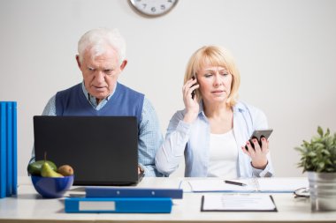 İş kadını telefonda konuşuyor.