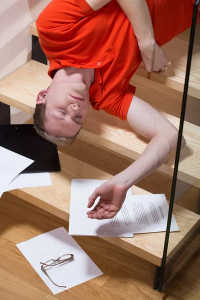 Hombre pisando juguetes en las escaleras —  Fotos de Stock