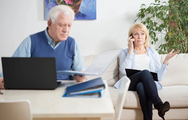 Oudere mensen thuis werken — Stockfoto