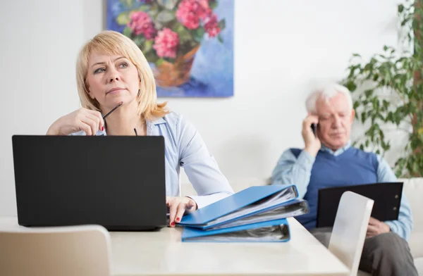 Oudere ondernemers thuis werken — Stockfoto