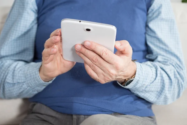 Muž používající tablet — Stock fotografie