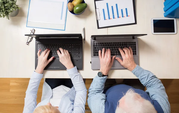 Zakenmensen werken op laptops — Stockfoto