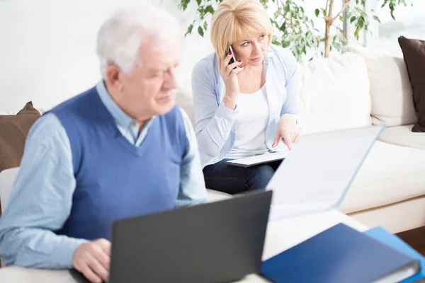 Senior-Geschäftsleute arbeiten — Stockfoto