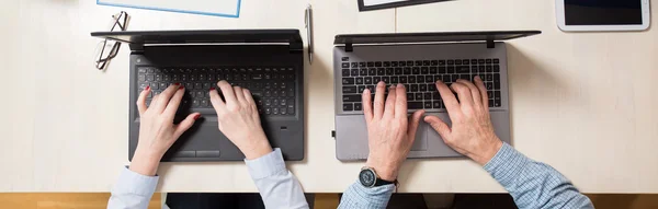 Äldre personer med teknik — Stockfoto