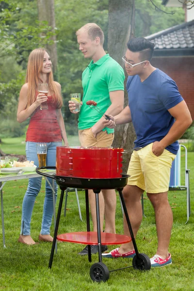 Bier trinken auf Grillparty — Stockfoto