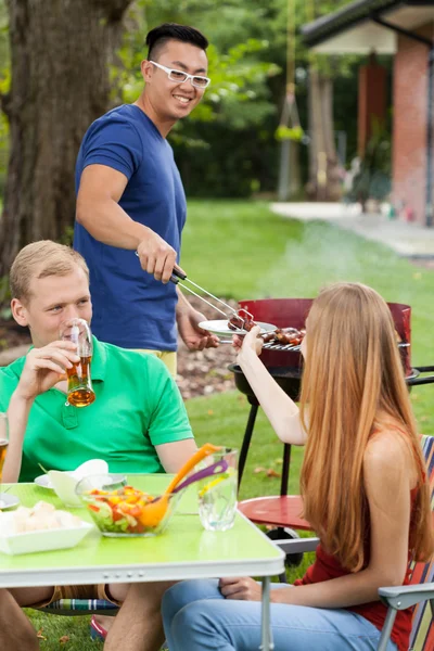 Amigos en la barbacoa — Foto de Stock