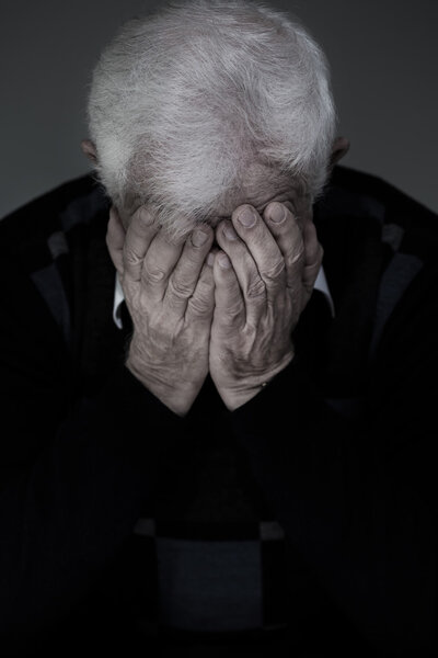 Одинокий взрослый мужчина
