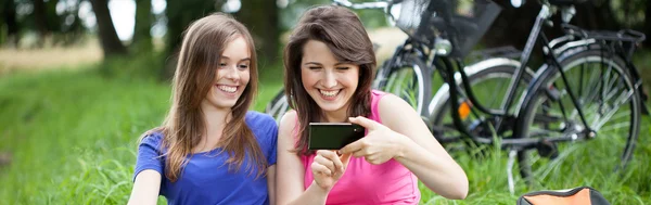 Meisjes met smartphone — Stockfoto