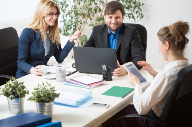 Ofis içinde takım çalışması