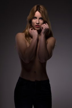 Güzellik kadını kapsayan meme