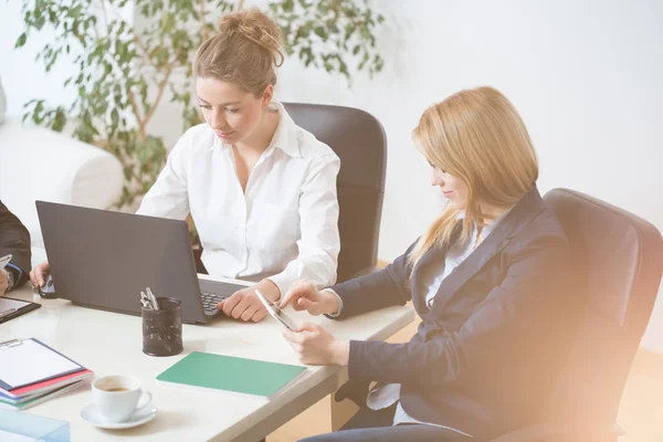 Donne che siedono e lavorano in ufficio — Foto Stock