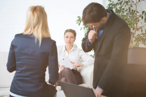 Junge Kollegen sitzen im Büro — Stockfoto