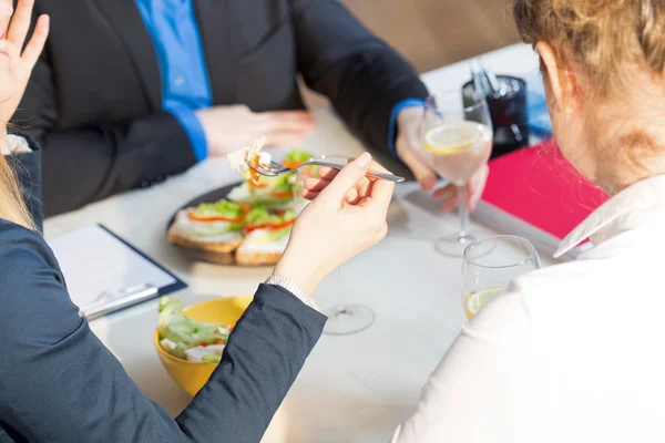 Empresária comer salada — Fotografia de Stock