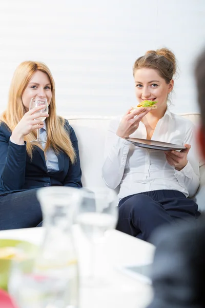 Lächelnde Geschäftsleute beim Mittagessen — Stockfoto