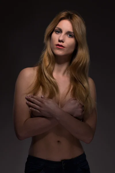 Topless kobiety obejmujące piersi — Zdjęcie stockowe