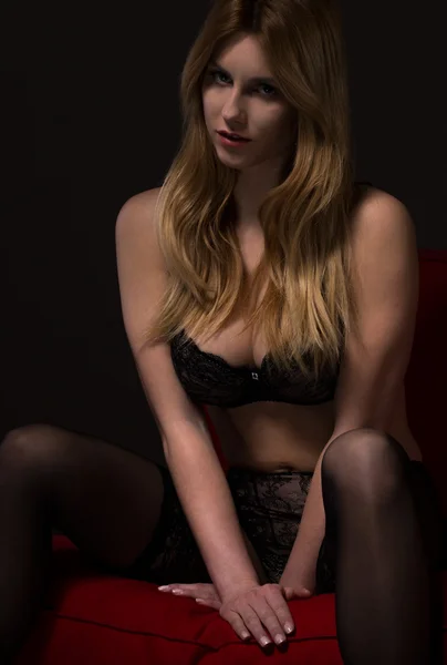 Verleidelijke vrouw in kant lingerie — Stockfoto