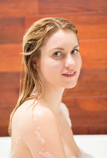 Frau badet in der Badewanne — Stockfoto