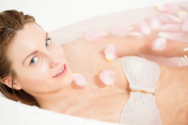Kvinnan avkopplande i badet på spa — Stockfoto