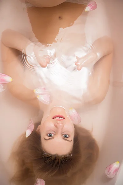 Mulher de beleza tendo um banho — Fotografia de Stock