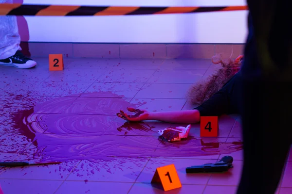 Escena de asesinato con mujer asesinada — Foto de Stock
