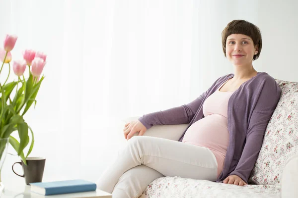 Mujer embarazada relajante — Foto de Stock