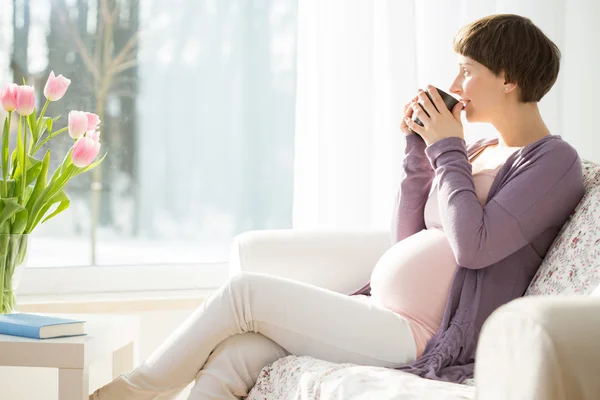 Donna incinta che beve tè — Foto Stock