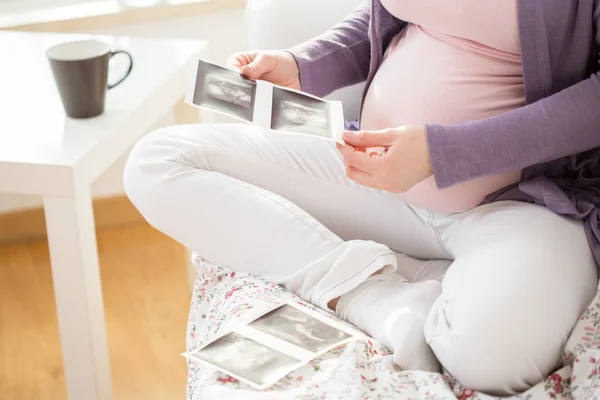 Zwangere vrouw met echografie foto — Stockfoto