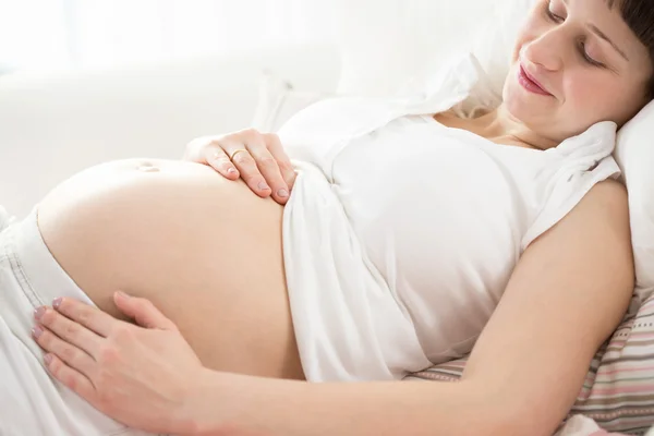 Madre embarazada esperando un bebé — Foto de Stock