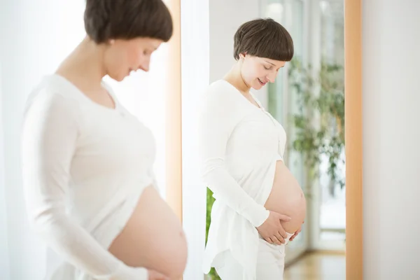 Glückliche schwangere Frau — Stockfoto