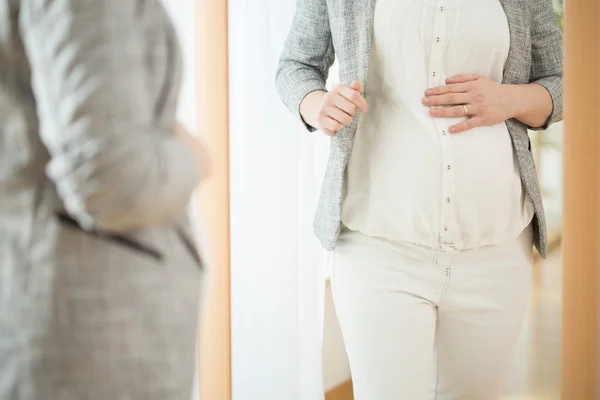 Pregnant woman preparing for a meeting — Stock Photo, Image