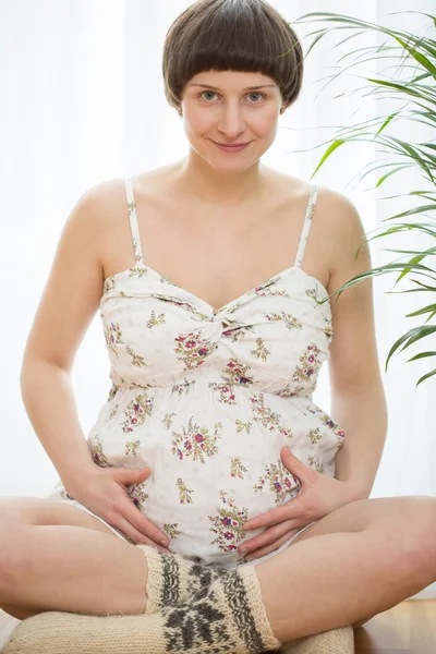 Donna incinta con i piedi freddi — Foto Stock