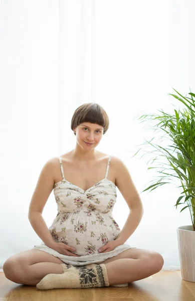 Kobieta w ciąży siedzi — Zdjęcie stockowe