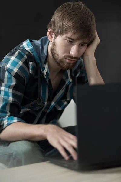 Lazy man using laptop — Stock Photo, Image