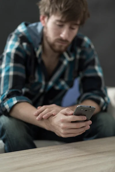 Homme négligent tenant le téléphone — Photo