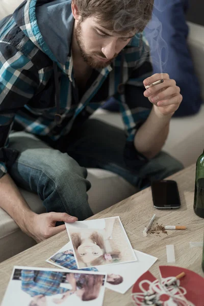 Kijken naar foto's met vriendin — Stockfoto