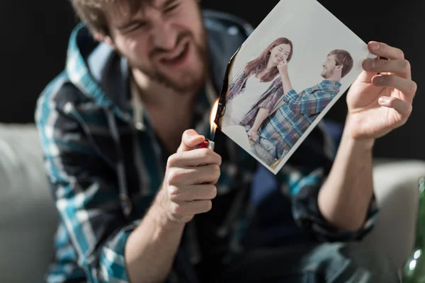 Quemando foto con ex-novia — Foto de Stock