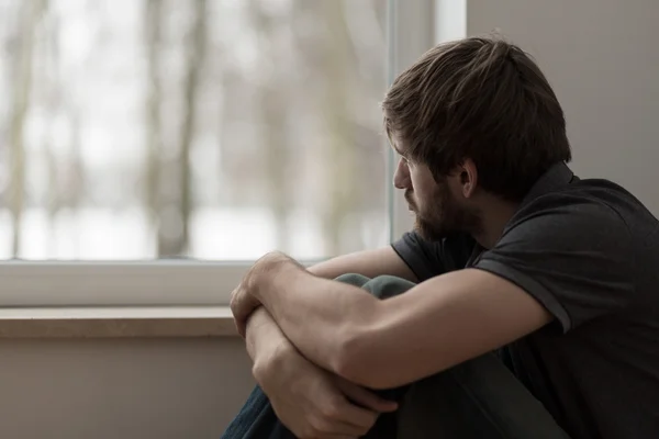 Jonge man lijden voor depressie — Stockfoto