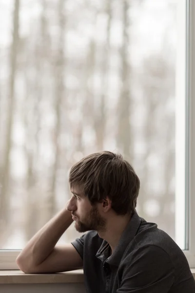 Sitter vid fönstret — Stockfoto