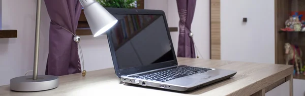 Laptop pe birou — Fotografie, imagine de stoc
