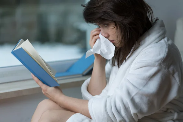 Lezen van de romantiek en huilen — Stockfoto