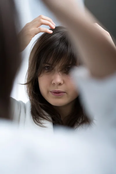 Woman styling hair — Stock Photo, Image