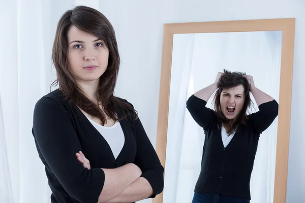 Mulher escondendo suas emoções — Fotografia de Stock