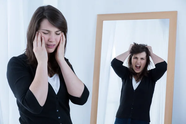 Žena se snaží maska emocí — Stock fotografie