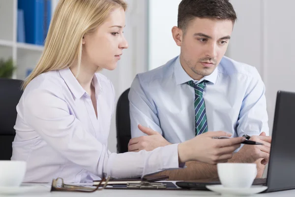 Office workers analyzing problem — Stock Photo, Image