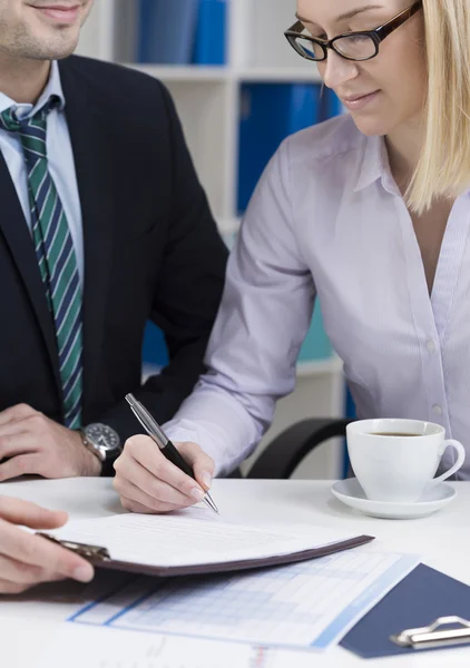 Businesswoman signing contract — Stok fotoğraf