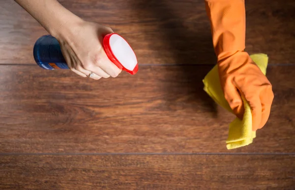 Met behulp van doek voor het schoonmaken stoffige hout — Stockfoto