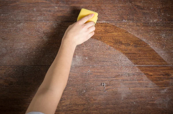 Uso de esponja para limpiar madera polvorienta — Foto de Stock