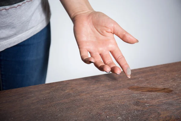 Close-up van stof op vrouw vinger — Stockfoto