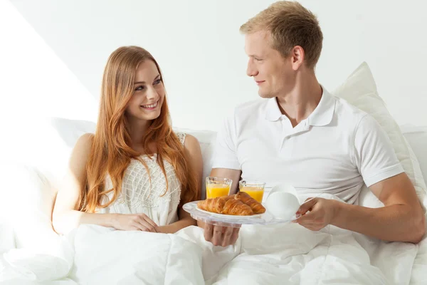 Uomo che serve una colazione alla donna — Foto Stock