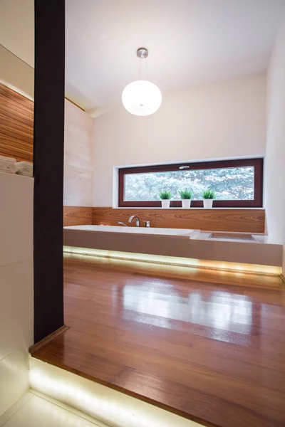 Banheiro de madeira na casa moderna — Fotografia de Stock